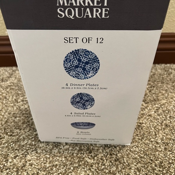 NEW 12 PIECE MELAMINE DINNERWARE SET - Picture 3 of 5